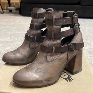 Freebird Teddy brown size 10